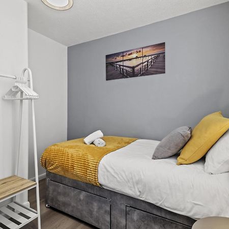 Serviced Apartment In Kettering Town Center - Stylish 2 Bedroom Apartment, Sleeps 4, Free Parking, Wifi, Sky, Netflix Northampton Esterno foto