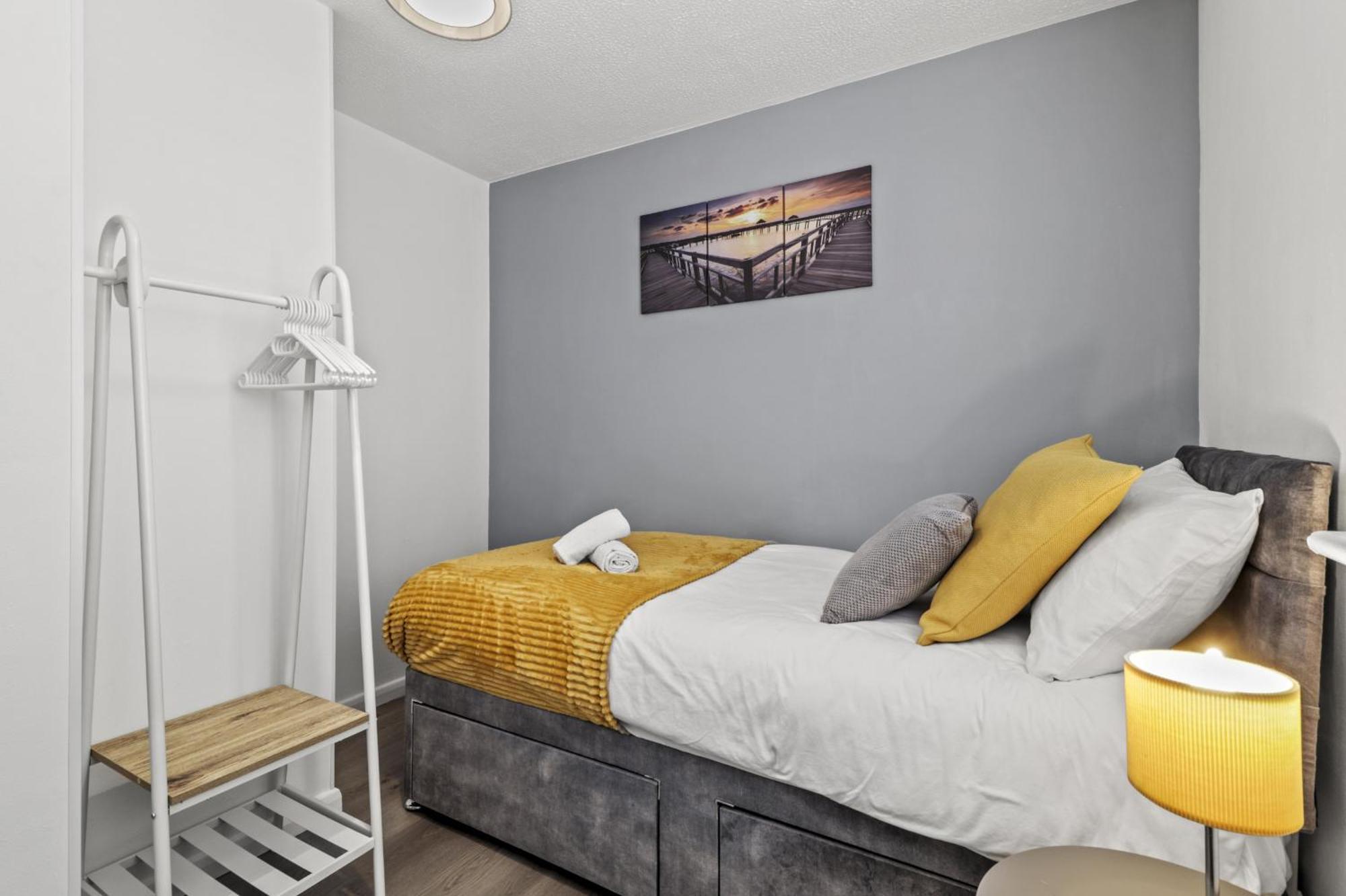 Serviced Apartment In Kettering Town Center - Stylish 2 Bedroom Apartment, Sleeps 4, Free Parking, Wifi, Sky, Netflix Northampton Esterno foto